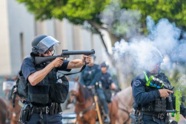 Los Angeles, ABD, 8 Haziran 2025 LAPD memurları genişletilmiş ICE operasyonlarına ve göçmen haklarına karşı düzenlenen gösteride protestoculara karşı öldürücü olmayan silahlar kullandılar.
