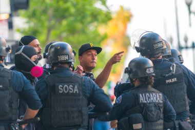 Los Angeles, ABD, 8 Haziran 2025 Polis memurları, göçmen haklarına destek ve genişletilmiş ICE operasyonlarına karşı düzenlenen bir gösteride insanların etrafını sardı.