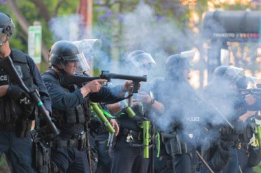 Los Angeles, ABD, 8 Haziran 2025 LAPD memurları genişletilmiş ICE operasyonlarına ve göçmen haklarına karşı düzenlenen gösteride protestoculara karşı öldürücü olmayan silahlar kullandılar.