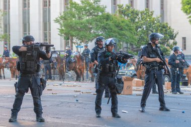 Los Angeles, ABD, 8 Haziran 2025 LAPD memurları genişletilmiş ICE operasyonlarına ve göçmen haklarına karşı düzenlenen gösteride protestoculara karşı öldürücü olmayan silahlar kullandılar.