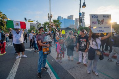 Los Angeles, ABD, 8 Haziran 2025. Ellerinde tabela olan protestocular, genişletilmiş ICE operasyonlarına ve göçmen haklarına karşı düzenlenen bir gösteride slogan attı.