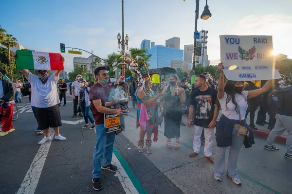 Los Angeles, ABD, 8 Haziran 2025. Ellerinde tabela olan protestocular, genişletilmiş ICE operasyonlarına ve göçmen haklarına karşı düzenlenen bir gösteride slogan attı.