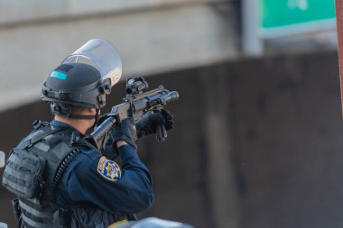 Los Angeles, ABD, 8 Haziran 2025: İCE operasyonlarının genişletilmesi ve göçmen haklarına destek gösterileri sırasında protestocuları hedef alan polis memurları