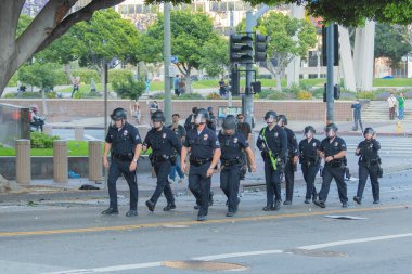 Los Angeles, ABD, 8 Haziran 2025: Polis memurları genişletilmiş ICE operasyonlarına ve göçmen haklarına karşı düzenlenen bir gösteride düzen içinde yürüyorlar