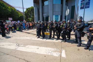 Los Angeles, ABD, 8 Haziran 2025: Los Angeles polis memurları, genişletilmiş ICE operasyonlarına ve göçmen haklarına karşı düzenlenen bir gösteride protestocularla karşı karşıya