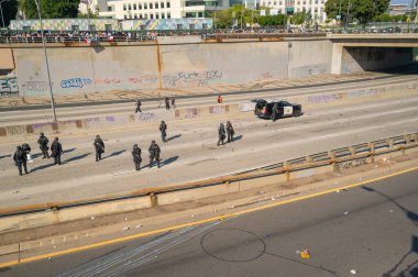 Los Angeles, ABD, 8 Haziran 2025: Los Angeles polis memurları şehir merkezindeki genişletilmiş ICE operasyonlarına ve göçmen haklarına karşı düzenlenen gösteride 101.