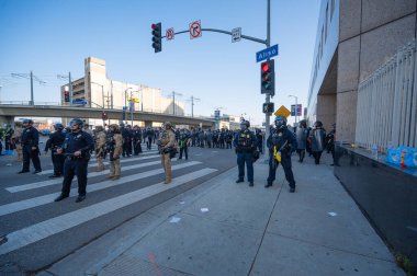 Los Angeles, ABD, 8 Haziran 2025: Los Angeles polis memurları şehir merkezindeki genişletilmiş ICE operasyonlarına ve göçmen haklarına karşı düzenlenen gösteride 101.