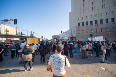 Los Angeles, ABD, 8 Haziran 2025: Metropolitan Gözaltı Merkezi 'nin çevresindeki protestocular, genişletilmiş ICE operasyonlarına ve göçmen haklarına karşı düzenlenen bir gösteri sırasında,