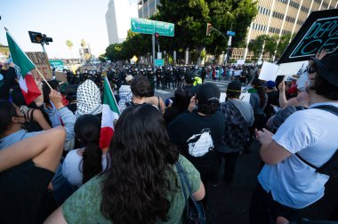 Los Angeles, ABD, 8 Haziran 2025: İCE operasyonlarının genişletilmesi ve göçmen haklarına destek gösterileri sırasında çevik kuvvet polisi protestocularla karşı karşıya geldi