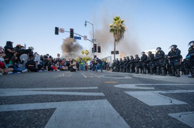 Los Angeles, ABD, 8 Haziran 2025: İCE operasyonlarının genişletilmesi ve göçmen haklarına destek gösterileri sırasında çevik kuvvet polisi protestocularla karşı karşıya geldi