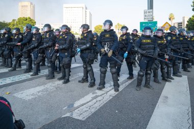 Los Angeles, ABD, 8 Haziran 2025: Los Angeles çevik kuvvet polisi genişletilmiş ICE operasyonlarına ve göçmen haklarına karşı düzenlenen bir gösteride beklemede.