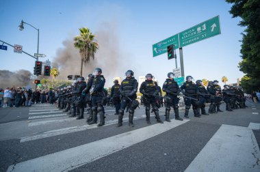 Los Angeles, ABD, 8 Haziran 2025: Los Angeles çevik kuvvet polisi genişletilmiş ICE operasyonlarına ve göçmen haklarına karşı düzenlenen bir gösteride beklemede.