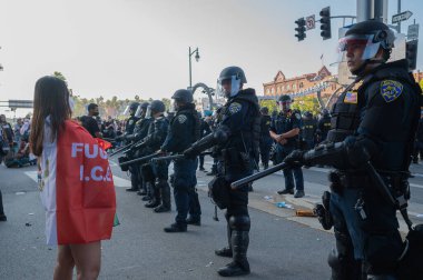 Los Angeles, ABD, 8 Haziran 2025: İCE operasyonlarının genişletilmesi ve göçmen haklarına destek gösterileri sırasında çevik kuvvet polisi protestocularla karşı karşıya geldi