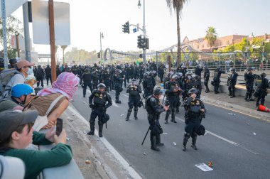 Los Angeles, ABD, 8 Haziran 2025: İCE operasyonlarının genişletilmesi ve göçmen haklarına destek gösterileri sırasında çevik kuvvet polisi protestocularla karşı karşıya geldi