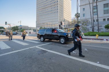 Los Angeles, ABD, 8 Haziran 2025: Genişletilmiş ICE operasyonlarına ve göçmen haklarına karşı düzenlenen gösteride polislerle birlikte yerde lastik mermi parçaları bulundu
