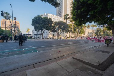 Los Angeles, ABD, 8 Haziran 2025: Polis, genişletilmiş ICE operasyonlarına ve göçmen haklarına karşı düzenlenen bir gösteride protestoculara plastik mermiler sıktı