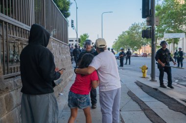 Los Angeles, ABD, 8 Haziran 2025: İD operasyonlarının genişletilmesi ve göçmen haklarına destek gösterileri sırasında polisler tarafından engellenen yaya geçidi