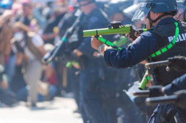 Los Angeles, ABD, 8 Haziran 2025: Los Angeles polis memurları, genişletilmiş ICE operasyonlarına ve göçmen haklarına karşı düzenlenen bir gösteride protestocularla karşı karşıya
