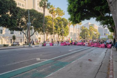 Los Angeles, ABD, 8 Haziran 2025: Protestocular park bençini kullanarak barikat kurdular