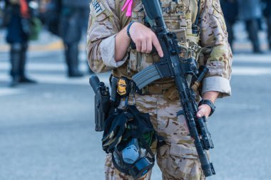 Los Angeles, ABD, 8 Haziran 2025: Sınırda göçmen haklarına destek ve genişletilmiş göçmen haklarına karşı düzenlenen bir gösteri sırasında