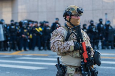 Los Angeles, ABD, 8 Haziran 2025: Sınırda göçmen haklarına destek ve genişletilmiş göçmen haklarına karşı düzenlenen bir gösteri sırasında