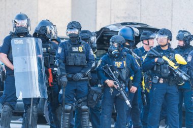 Los Angeles, ABD, 8 Haziran 2025: genişletilmiş ICE operasyonlarına ve göçmen haklarına karşı düzenlenen bir gösteri sırasında