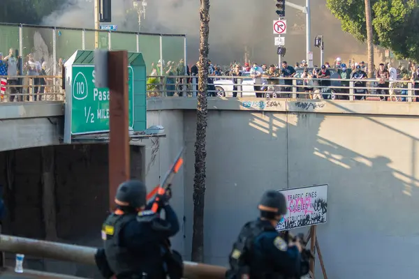 Los Angeles, ABD, 8 Haziran 2025: İCE operasyonlarının genişletilmesi ve göçmen haklarına destek gösterileri sırasında protestocuları hedef alan polis memurları