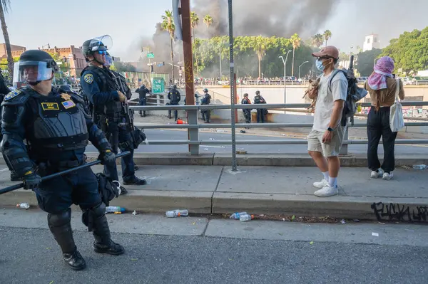 Los Angeles, ABD, 8 Haziran 2025: İ.T. operasyonlarının genişletilmesi ve göçmen haklarına destek gösterileri sırasında köpekleriyle birlikte polisle karşı karşıya gelen protestocular