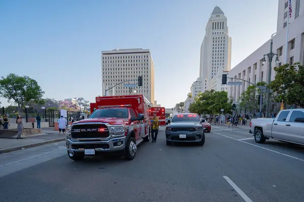 Los Angeles, ABD, 8 Haziran 2025: İtfaiye kamyonu ve sivil polis arabası genişletilmiş ICE operasyonlarına ve göçmen haklarına karşı düzenlenen bir gösteri sırasında