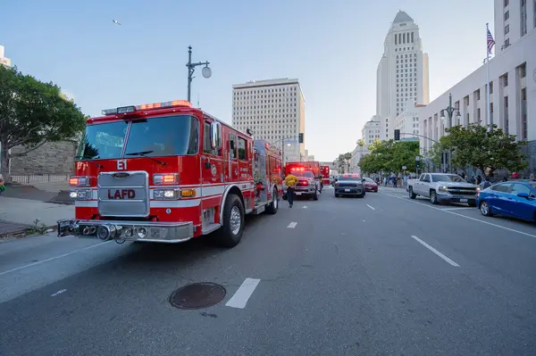 Los Angeles, ABD, 8 Haziran 2025: İ.T. operasyonlarının genişletilmesi ve göçmen haklarının desteklenmesi amacıyla şehir merkezindeki bir gösteride itfaiye kamyonu