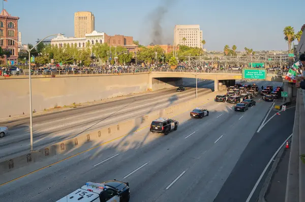 Los Angeles, ABD, 8 Haziran 2025: Polis araçlarını yukarıdan izleyen protestocular, şehir merkezindeki genişletilmiş ICE operasyonlarına ve göçmen haklarına karşı düzenlenen bir gösteride