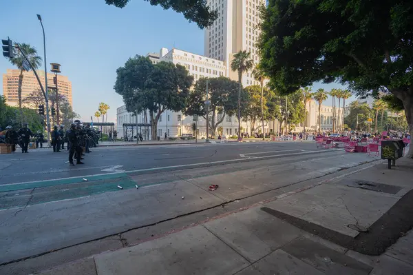 Los Angeles, ABD, 8 Haziran 2025: Polis, genişletilmiş ICE operasyonlarına ve göçmen haklarına karşı düzenlenen bir gösteride protestoculara plastik mermiler sıktı