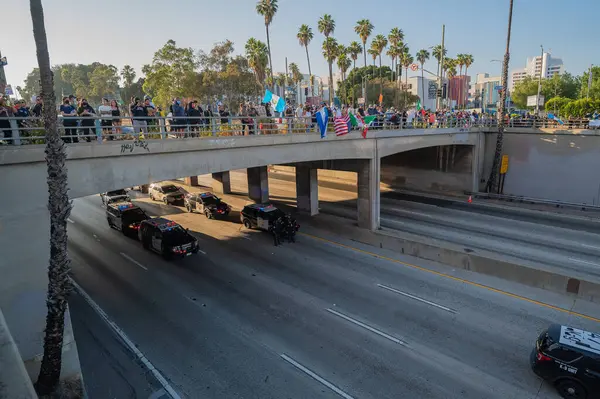 Los Angeles, ABD, 8 Haziran 2025: Polis araçlarını yukarıdan izleyen protestocular, şehir merkezindeki genişletilmiş ICE operasyonlarına ve göçmen haklarına karşı düzenlenen bir gösteride
