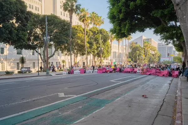 Los Angeles, ABD, 8 Haziran 2025: Protestocular park bençini kullanarak barikat kurdular