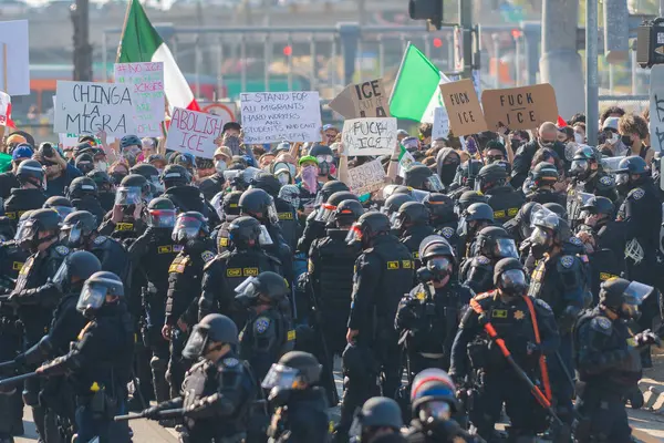 Los Angeles, ABD, 8 Haziran 2025: İCE operasyonlarının genişletilmesi ve göçmen haklarına destek gösterileri sırasında çevik kuvvet polisi protestocularla yüz yüze geldi