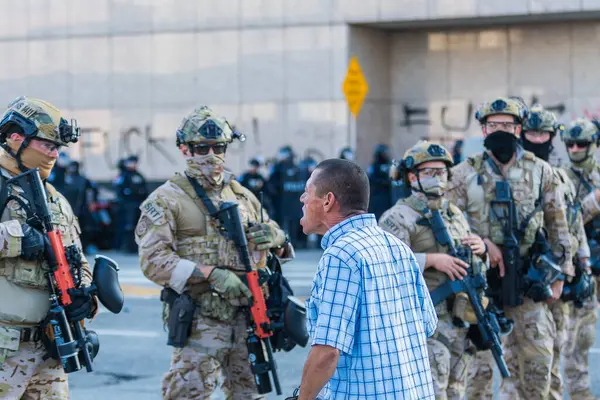 Los Angeles, ABD, 8 Haziran 2025: Bir sınır devriyesi ajanına, genişletilmiş ICE operasyonlarına ve göçmen haklarına karşı düzenlenen bir gösteride slogan atan adam