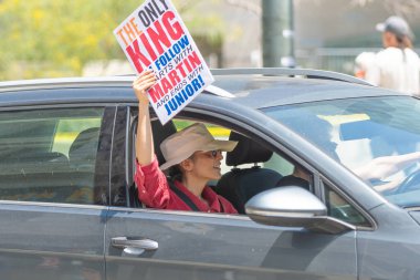 Los Angeles, Kaliforniya, ABD, 14 Temmuz 2025, Hükümetin politikalarını protesto eden ve demokrasi ve göçmen haklarını destekleyen protestocular ellerinde sloganlar tutuyorlar..