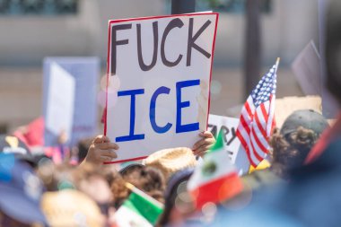 Los Angeles, Kaliforniya, ABD, 14 Temmuz 2025, Hükümetin politikalarını protesto eden ve demokrasi ve göçmen haklarını destekleyen protestocular ellerinde sloganlar tutuyorlar..