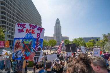 Los Angeles, Kaliforniya, ABD, 14 Temmuz 2025, Hükümetin politikalarını protesto eden ve demokrasi ve göçmen haklarını destekleyen protestocular ellerinde sloganlar tutuyorlar..