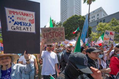 Los Angeles, Kaliforniya, ABD, 14 Temmuz 2025, Hükümetin politikalarını protesto eden ve demokrasi ve göçmen haklarını destekleyen protestocular ellerinde sloganlar tutuyorlar..