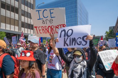 Los Angeles, Kaliforniya, ABD, 14 Temmuz 2025, Hükümetin politikalarını protesto eden ve demokrasi ve göçmen haklarını destekleyen protestocular ellerinde sloganlar tutuyorlar..