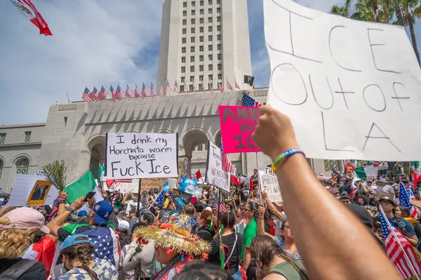 Los Angeles, Kaliforniya, ABD, 14 Temmuz 2025, Hükümetin politikalarını protesto eden ve demokrasi ve göçmen haklarını destekleyen protestocular ellerinde sloganlar tutuyorlar..