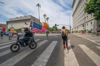 Los Angeles, Kaliforniya, ABD, 14 Temmuz 2025, No Kings sırasında Amerikan bayrağı taşıyan motosikletçi hükümet politikalarını protesto etti ve demokrasi ve göçmen haklarını destekledi.