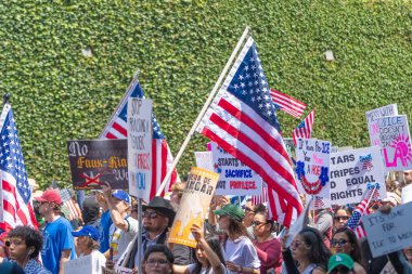 Los Angeles, Kaliforniya, ABD, 14 Temmuz 2025, Krallara Hayır kampanyası sırasında göstericiler hükümet politikalarını protesto ediyor ve demokrasi ve göçmen haklarını destekliyor.