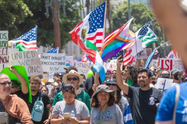 Los Angeles, Kaliforniya, ABD, 14 Temmuz 2025, Hükümet politikalarını protesto eden ve demokrasi ve göçmen haklarını destekleyen