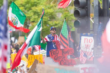 Los Angeles, Kaliforniya, ABD, 14 Temmuz 2025, Krallar Yok kampanyası sırasında hükümet politikalarını protesto eden ve demokrasi ve göçmen haklarını destekleyen bayraklar taşıyan protestocu