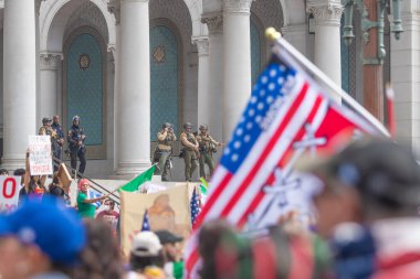 Los Angeles, Kaliforniya, ABD, 14 Temmuz 2025, No Kings sırasında protestocular hükümet politikalarını protesto ederken ve demokrasi ve göçmen haklarını desteklerken