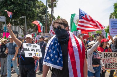 Los Angeles, Kaliforniya, ABD, 14 Temmuz 2025, Krallar Yok kampanyası sırasında bayraklı protestocular hükümet politikalarını protesto ettiler ve demokrasi ve göçmen haklarını desteklediler.