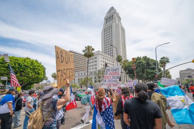 Los Angeles, Kaliforniya, ABD, 14 Temmuz 2025, Los Angeles şehir merkezinde, Krallara Hayır protestoları ve demokrasi ve göçmen haklarını destekleyen sloganlar taşıyan protestocular.