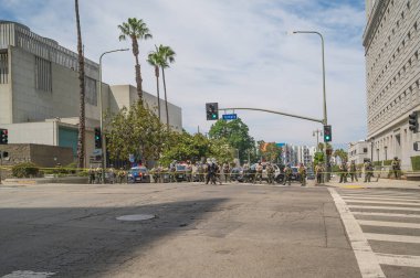 Los Angeles, Kaliforniya, ABD, 14 Temmuz 2025, No Kings 'in hükümet politikalarını protesto etmesi ve demokrasi ve göçmen haklarını desteklemesi sırasında polis beklemede.
